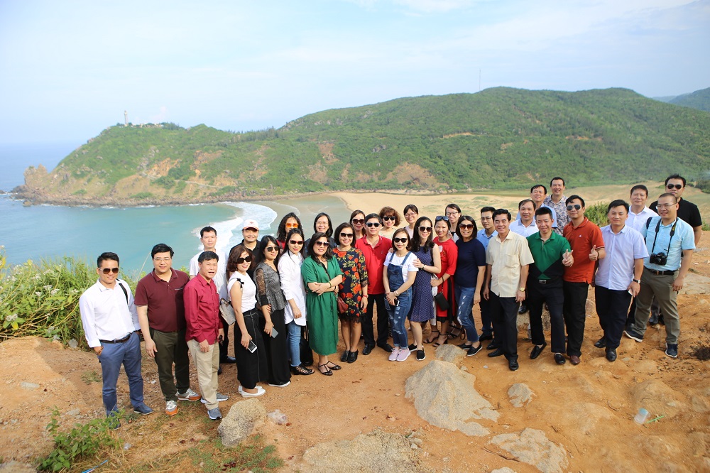 Đoàn đại biểu cũng đã tham quan Mũi Điện, Tuy Hòa, Phú Yên. Đây là nơi có doi đất liền nằm trên triền núi Bà của vùng núi Đại Lãnh thuộc dãy Trường Sơn nhô xa nhất ra biển Đông của Tổ quốc